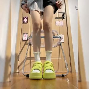 QZshop สินค้าแนะนำ รองเท้าแฟชั่นพื้นหนา ทรงสวมพร้อมสายคาดแบบไขว้ดีไซน์เก๋ รุ่นนี้วัสดุอย่างดี พื้นนิ่ม 5 สี ราคาที่มีความเปลี่ยนแปลงไม่มีอยากได้ ส่งถึงเว็บไซต์ QZshop สำหรับการทำรายละเอียดสินค้าและส่งซื้อ