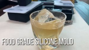 【3 วันจัดส่ง】 4/6/8/กริด ซิลิโคนเกรดอาหารก้อนน้ําแข็งขนาดใหญ่ มูล พร้อมฝาปิด-ตารางก้อนน้ําแข็งถาดแม่พิมพ์- ทําเอง บาร์ผับไวน์บล็อกน้ําแข็งชงแกดเจ็ต