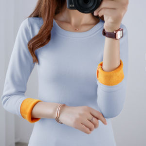 เสื้อยืดแขนยาวเพิ่มความหนาเพิ่มขนในอินสตาแกรมแบบใหม่ฤดูใบไม้ร่วงและฤดูหนาวเสื้อตัวในสีฟ้าเข้ารูปลดอายุสําหรับผู้หญิงเสื้อตัวในกันหนาวแฟชั่น