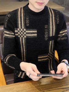 HENGYUANXIANG | เสื้อสเวตเตอร์ถักนิตติ้งคอปกต่ำแบบสวมหัวสำหรับผู้ชายในฤดูใบไม้ร่วงและฤดูหนาว เสื้อเชิ้ตถักนิตติ้งแบบลำลอง อบอุ่น แฟชั่น เสื้อผ้าทำงาน