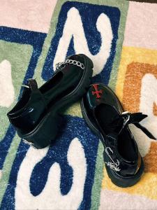 รองเท้าส้นหนาสไตล์เดมอนสีลูกกวาด รองเท้าส้นสูงแบบหัวเข็มขัด รองเท้าส้นเดี่ยว รองเท้าแฟชั่นสำหรับผู้หญิง รองเท้าส้นสูง สไตล์ปังก์