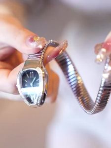 DAVENA นาฬิกาหน้าปัดขนาดเล็กผู้หญิงของแท้รูปงูสร้อยคอมือเรียบโก้ดูดีเงานาฬิกาข้อมือข้อมืองูทองหรูหราแบรนด์เนม