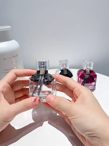 [HCM] Chai chiết nước hoa 30ml kiểu Mon Paris thủy tinh dày đính kèm nơ vải vòi xịt phun sương.