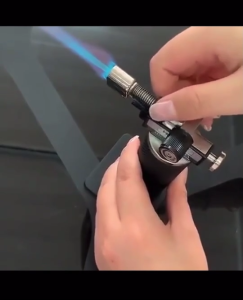 อย่างดี หัวไฟเชื่อม HONEST JET 505 HONEST ของแท้ ความร้อนสูงสุด 1300 องศาหัวพ่นไฟ หัวหลอม ไฟฟู่ ล็อคไฟได้ ไฟเป็นสีฟ้า หัวพ่นไฟ แบบเติมแก๊สได้ ผลิตวัสดุโลหะ**(ไม่มีสารไวไฟ)(ไม่มีวัตถุไวไฟในตัวสินค้า) ลูกค้า ต้องเติมเชื้อเพลิงเองก่อนใช้งาน **