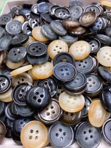 Nút quần tây 4 lỗ vân thủy 15mm.