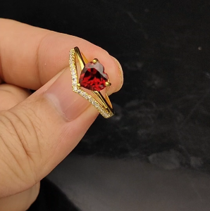 แหวนพลอยโกเมนจันทบุรี (Garnet) ตัวเรือนเงินแท้92.5%ชุบทอง พลอยสีแดงอมน้ำตาล เนื้อใส ไซส์นิ้ว 56 เบอร์ 7.5 US พลอยแท้จากประเทศไทย บ่อ จันทบุรี