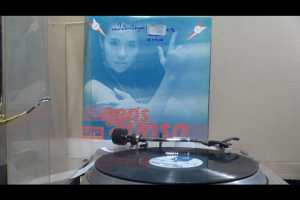 1 แผ่นเสียง 12นิ้ว c85 ลูกศร ลมกรด 4เพลง แผ่นVG++ริ้วรอยบาง เสียงรบกวนน้อยนิดไม่มีรอยลึก แผ่นล้างทำความสะอาดแล้ว ปกVG++มีตำหนิขอบนิดหน่อย ขอบไม่ขาด สันไม่ทะลุ