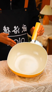 Chảo vuông Ceramic Chống dính 24cm Nắp kính trong suốt Tay cầm gang cách nhiệt Dùng cho Bếp từ Bếp gas Màu Pastel vàng nhạt