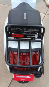 Rack ตะแกรงท้าย Lambretta ทรง Robot JK 2 ใส่ V200   สวยเต็มทรงมีจับหลัง .Dx