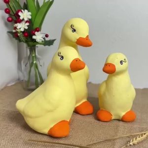 ตุ๊กตาเซรามิคแต่งสวน ครอบครัวเป็ดเหลืองเซรามิก 1ชุด ได้ 3 ตัว ขนาด 11*18*15 ซม. แต่งบ้าน จัดสวนหย่อม ตากแดดตากฝนได้