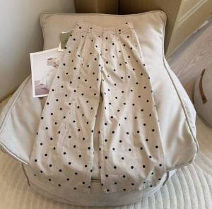 Fashionable Sleeveless Blouse and Polka Dot Capri Pants Set