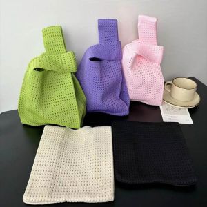 กระเป๋าถือถักแบบมีรูใหม่ กระเป๋าถือแบบสะพายไหล่ทรงตัว Tote Bag ผ้าถักโพลีเอสเตอร์ขนาดเล็กสำหรับใส่เสื้อกั๊กฤดูร้อน