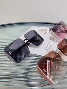 {\n \"article\": \" HZ Kacamata Pantai Bingkai Persegi Untuk Wanita Hitam Anti UV Tanpa Bingkai Bentuk Persegi Frame Logam