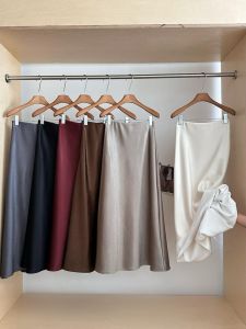 กระโปรงทรงหางปลาเอวสูงบุขนแกะ กระโปรงยาวปานกลางสำหรับผู้หญิงในฤดูหนาว กระโปรงทรงหางปลาผ้าซาตินเอวสูงสุดหรูหรา