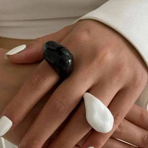 IngeSight.Z แฟชั่นไม่สม่ําเสมอเรซิ่นสีดําสีขาวแหวนผู้หญิง 2025 ใหม่ Creative Elegant Finger แหวนเครื่องประดับของขวัญ