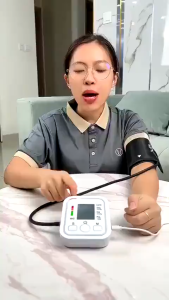 Máy đo huyết áp  Máy đo nhịp tim tự động bằng tay  do điện tử phù hợp cho gia đình có người lớn tuổi