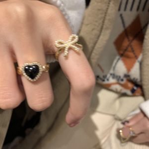 แหวนเปิดหัวผีเสื้อสีดำรูปหัวใจสไตล์ย้อนยุคสำหรับผู้หญิง แหวนนิ้วชี้สไตล์เกาหลีที่มีเอกลักษณ์เฉพาะตัวและเรียบง่าย