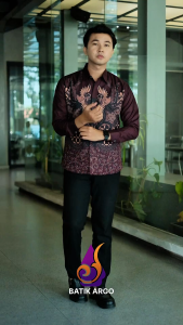 BATIK ARGO Prabuwira Burgundy Kemeja Batik Pria Slimfit Lapis Furing Katun Lengan Panjang