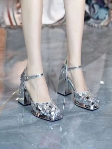 ทันสมัย รองเท้าส้นสูงเลื่อม ผู้หญิง รองเท้าแตะส้นบล็อกหนา ฤดูใบไม้ผลิ ฤดูร้อน New Square Head One-Strap หลากหลาย รองเท้าเดี่ยว