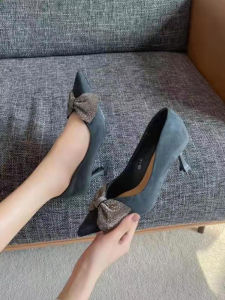 JinDu ผู้หญิง รองเท้าส้นสูง 2024 ใหม่ ฤดูใบไม้ผลิ รองเท้าแฟชั่นคริสตัลผีเสื้อชี้ Toe ส้นบางออกแบบอย่างหรูหรารองเท้าเดียว