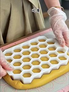 Dụng Cụ Làm Bánh Trung Thu Bằng Nhựa Thân Thiện Với Môi Trường Dạng Tổ Ong Chia Bột Hình Lục Giác Định Lượng Dùng Để Làm Bánh.