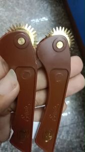 💙 ลูกกลิ้งกดรอยผ้า ด้ามพลาสติก ฟันแหลม บรรเทาเสื้อผ้าสำหรับกดกระดาษคาร์บอน ยาว 12 สม. | KKNT