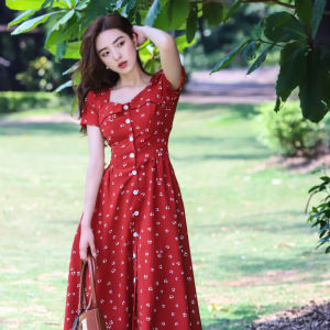 ชุดเดรสยาวปานกลางลายหัวใจสีแดงสไตล์ฝรั่งเศส JUJU ทรงเข้ารูป กระโปรงทรงเอ แขนสั้น คอวี กระดุมเดียว ทรงเข้ารูป ฤดูร้อน 2022