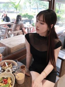 เสื้อยืดแขนสั้นทรงสลิมฟิตสำหรับผู้หญิงในช่วงฤดูร้อน เสื้อผ้าทำงานสไตล์เกาหลี ทรงเข้ารูป แขนสั้น คอตั้ง สีพื้น