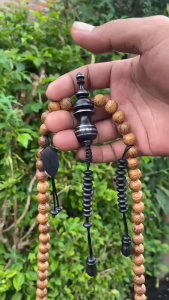 ISTANA tasbih kayu kelor kuning berserat kombinasi kayu galih kelor hitam size 10 mm isi 100 butir untuk Muslim dengan Motif Khas