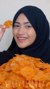 Kripca Pedas Extra Daun Jeruk & Keripik Kaca: Kenikmatan Jajanan Vira