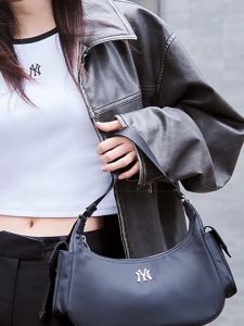 แท้ 💯 พร้อมส่ง MLB nylon hobo bag กระเป๋าสะพายไหล่ กระเป๋าถือ ทรงพอช สีดำ