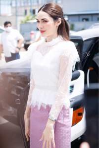 Sira Siri ชุดไทยรุ่นคุณชาล็อต เสื้อลูกไม้ฝรั่งเศส ทรงร.5 แขนยาว แมทช์กับผ้าถุงสำเร็จรูปทอลายกวินตรา สีชมพู ใส่สบายไม่คัน งานตัดเย็บละเอียดทั้งชุดจ้า