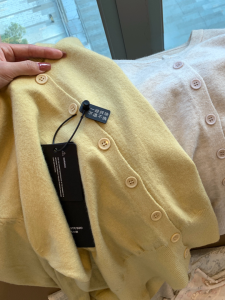 เสื้อคาร์ดิแกนถักสั้นสีเหลืองมะเขือเทศสำหรับผู้หญิงในฤดูใบไม้ผลิและฤดูใบไม้ร่วง เสื้อชั้นในสีพื้น ทรงเข้ารูป เสื้อคลุมกันหนาวแบบสวมหัว