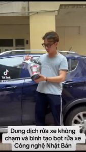 Dung dịch rửa xe không chạm kèm bình phun tuyết cầm tay iViecars đánh bay mọi vết bẩn xe ô tô hiệu quả