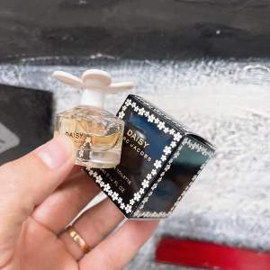 Nước hoa nữ daisy 4ml đen