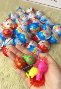 Hộp kẹo King Egg 24 viên hình trứng màu sắc tươi sáng với hình ảnh xe hơi và trứng phù hợp cho trẻ em trong bối cảnh mua sắm.