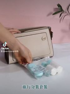 Bộ Chiết Mỹ Phẩm Du Lịch 7 Chi Tiết Kèm Túi Zip Tiện Dụng - Bộ 7 Món Chiết Mỹ Phẩm Du Lịch Mini Hàn Quốc Gồm ( 2 Hũ Đựng - 1 Chai Xịt 50ML - 1 Muỗng - 1 Phễu - 2 Chai 50ML )