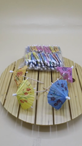 ร่มค็อกเทลไม้จิ้มคอกเทล คละสี 4 สี สำหรับตกแต่งเครื่องดื่ม ค็อกเทล อาหาร และจานอาหาร แพ็ค 100 ชิ้น