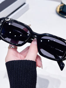แว่นกันแดดทรงสี่เหลี่ยมเล็กประดับเพชร UV400 แว่นกันแดดสไตล์เรียบง่ายและหรูหราสำหรับผู้หญิง วัสดุ PC ดีไซน์พรีเมียม