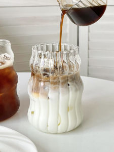 แก้วแก้วอ้วนพร้อมหลอดสำหรับผู้หญิงดื่มเครื่องดื่มเย็นใช้ในบ้านคุณค่าความงามสูงถ้วยชานม Ins สไตล์ทรงกลมทนความร้อน