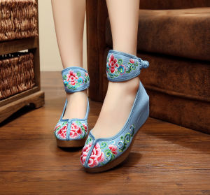Beijing Ladies Embroidered Cotton Shoes Ethnic Style Slope Heel Large Size High Heels Retro Hanfu Wedding Shoes Chinese Style