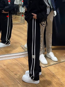 กางเกงวอร์มทรงตรงสไตล์อเมริกันสตรีทสำหรับผู้ชาย กางเกงขายาวลายทางลำลองฤดูร้อนสำหรับเยาวชน สีดำ กางเกงขายาวทรงหลวมสบาย ๆ