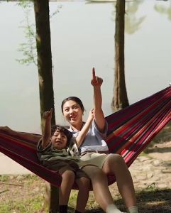 เปลญวน แบบพกพา เปลญวนผ้าใบพร้อมไม้กันพลิก 200x150CM (แถมฟรีกระเป๋าและเชือก)  เปลเดินป่า เปล  เปลสีรุ้ง ขนาดใหญ่