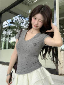 Áo Thun Modal Cổ Chữ V Tay Ngắn Thêu Hoa Kẻ Sọc Màu Xám Cho Nữ Mùa Hè Mới Ngọt Ngào Cay Nồng Áo Ngắn
