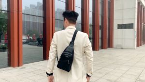 กระเป๋าหน้าอกผู้ชายรูหูฟังภายนอกกระเป๋าหนังกระเป๋าสะพายแฟชั่น