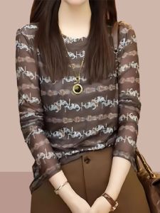 เสื้อยืดแขนยาวผู้หญิงฤดูใบไม้ร่วง 2025 ใหม่ ขายดี เสื้อคลุมกระโปรงตาข่ายพิมพ์ลายเนื้อหอม เสื้อคลุมกระชับสัดส่วน เสื้อผ้าทำงานสไตล์เกาหลี