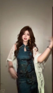 เสื้อคาร์ดิแกนคอวีแขนกุดบางระบายอากาศได้ดีสำหรับผู้หญิงในช่วงฤดูร้อน สไตล์จีนใหม่ ผ้าคลุมไหล่ ชุดกี่เพ้า ชุดเดรส