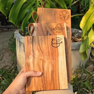 เขียงไม้สัก เขียงไม้ เขียง สายหนังวัวแท้ และที่แขวนแบบเหล็ก เคลือบน้ำยาเกรดอาหาร ที่เป็นผลิตภัณฑ์สกัดจากธรรมชาติ ปลอดภัย