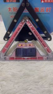 Đèn led tam giác phản quang nháy 7 màu tam giác điện năng lượng mặt trời gắn ô tô