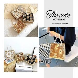 Psion พร้อมส่งในไทย กระเป๋าถือแฟชั่นทรงเหลี่ยมสวยสายถือเป็นเชือกนิ่มๆแต่งกระดุมสุดเก๋ใช้งานได้หลากหลายโอกาสบอกเลย  งานดีแบบนี้ไม่ควรพลาด